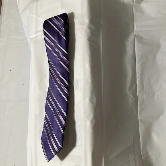 Micheal Kors men’s tie- purple in 2 shades and silver 100% silk like new - Picture 7 of 7